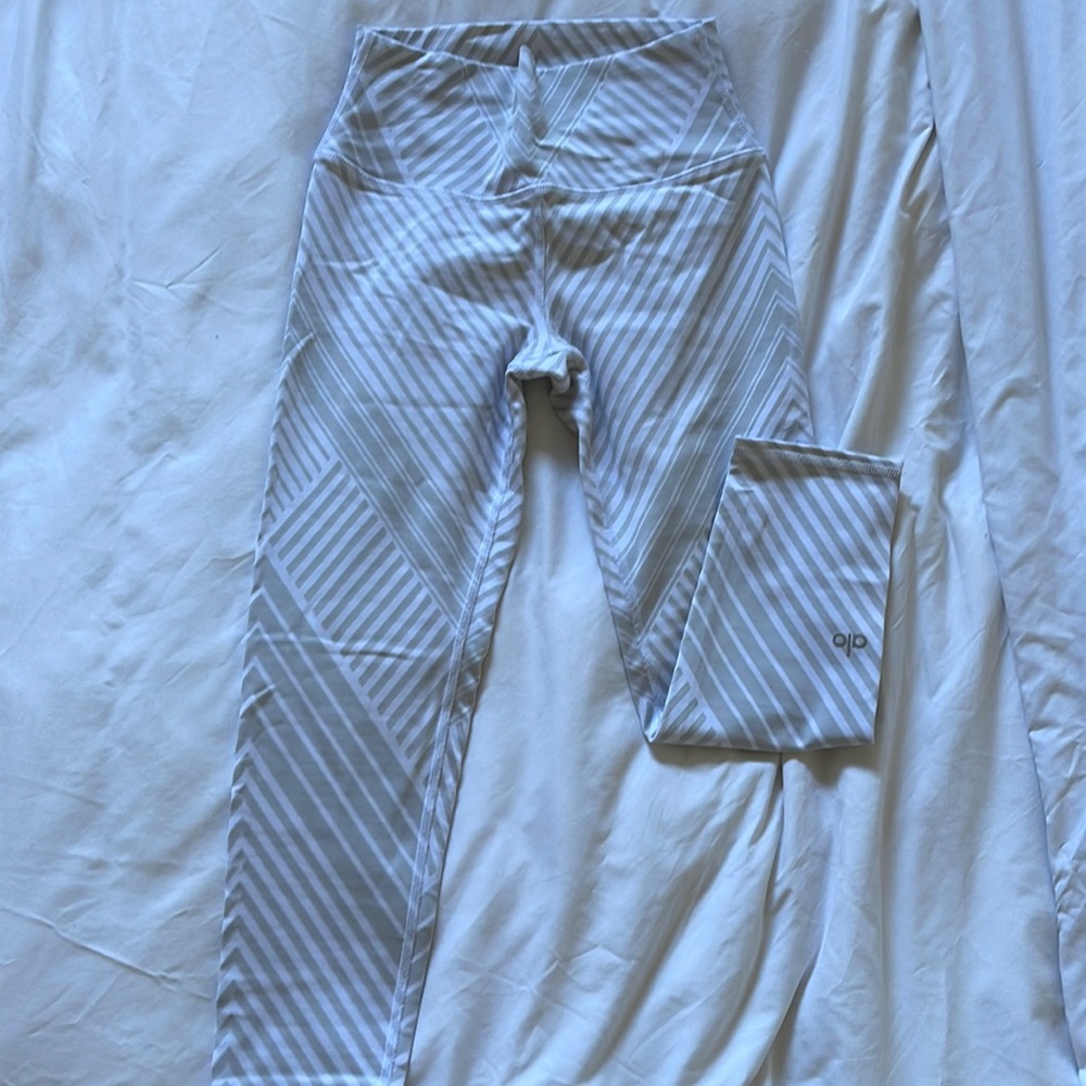 ALO Yoga White Chevron Capri Size Small